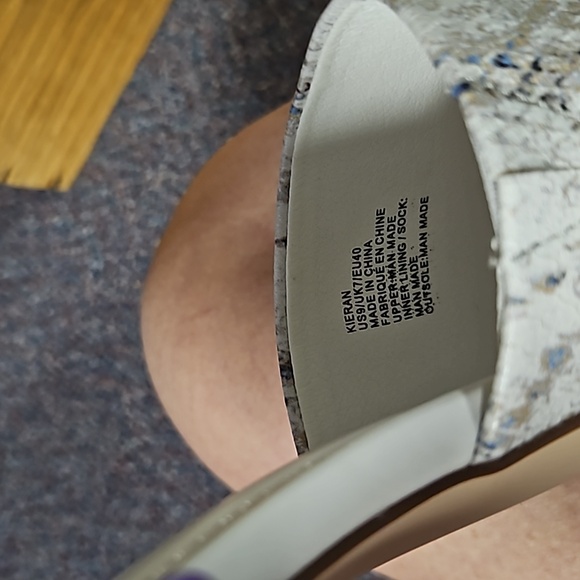 Snake skin print 4" heel size 9 slip on shoe - Picture 5 of 5